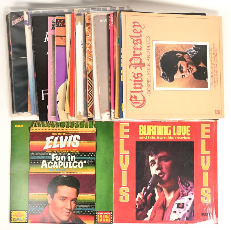 Een lot vinyl bestaande uit 8 Elvis LP’s, en +/- 23 diverse.