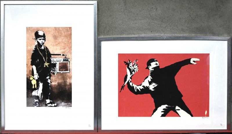 Een set van 2 kaders met prints van Banksy, Ghetto-boy genummerd 119/150, en Flowerthrower genummerd 122/150.