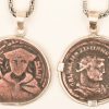 Een lot van vier Romeinse bronzen munten met zilveren frame en verziverde  ketting. Waaronder: Artugids of Mardin Dirham. Maximianus Herculius. Probus and Jupiter. Constantinus Jupiter.