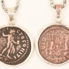 Een lot van vier Romeinse bronzen munten met zilveren frame en verziverde  ketting. Waaronder: Artugids of Mardin Dirham. Maximianus Herculius. Probus and Jupiter. Constantinus Jupiter.