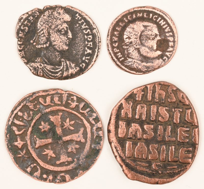 Een lot van vier Romeinse bronzen munten. Waaronder: Constantinus II. Heatum I. Constantin I.  Temp. Romanus III.