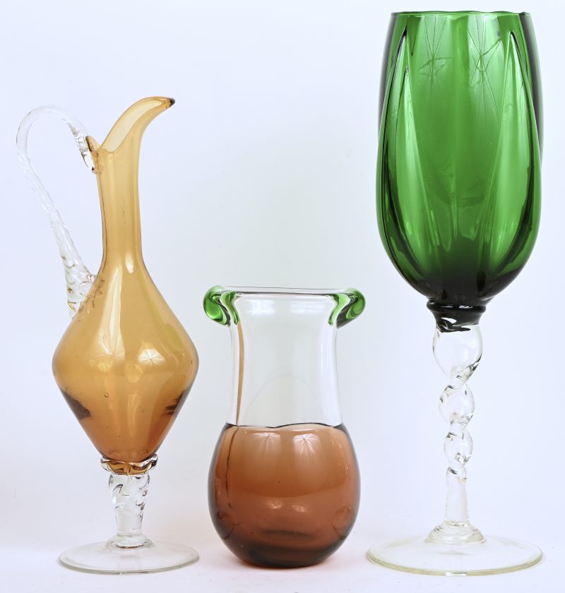 Een lot van 3 stuks vintage glaswerk, 1 hoog glas en 2 vazen.