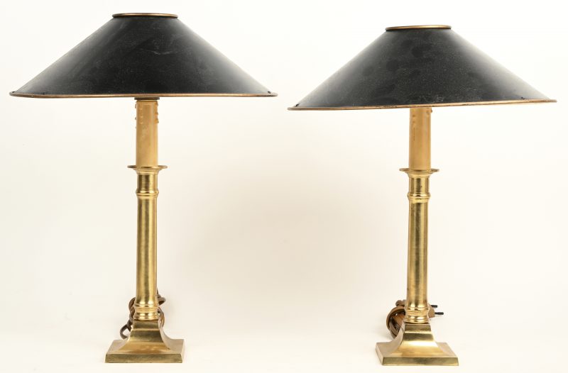 Een set van 2 koperen lampenvoeten met metalen lampekapen met bajonetfitting.