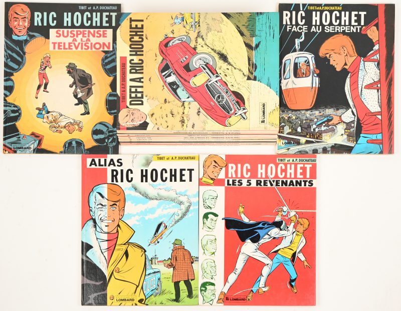 Een lot van 12 Ric Hochet hardcover strips.