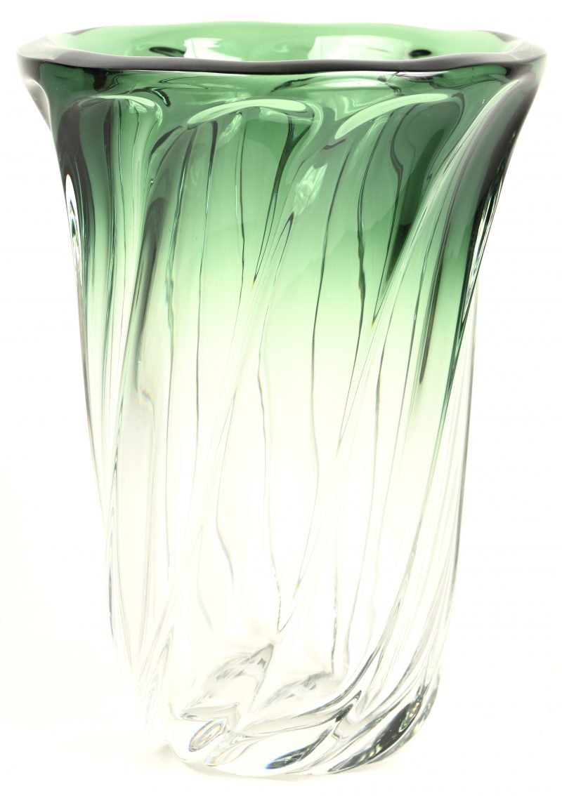Een kristallen Val Saint Lambert vaas met groen in de massa.