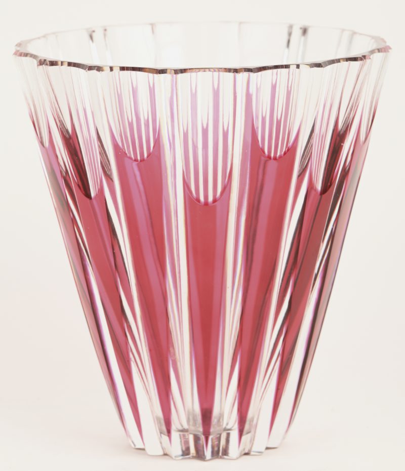Een kristallen Val Saint Lambert vaas met rood in de massa.