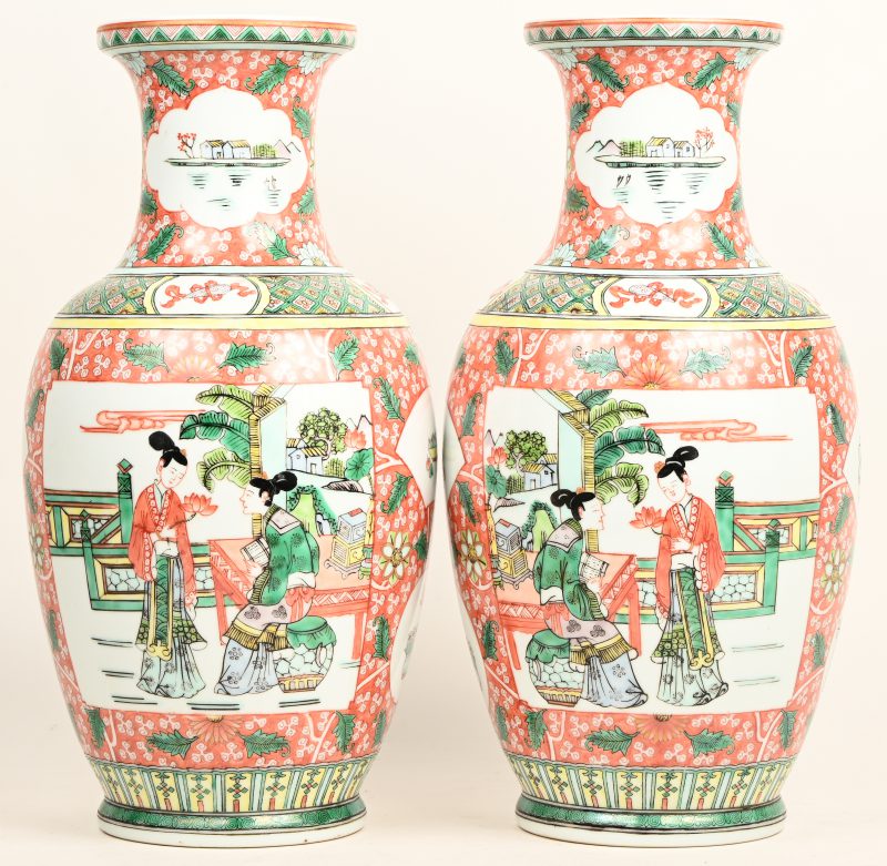 Een paar Chinees porseleinen vazen, famille verte met diverse figuren in het decor. Onderaan gemerkt.