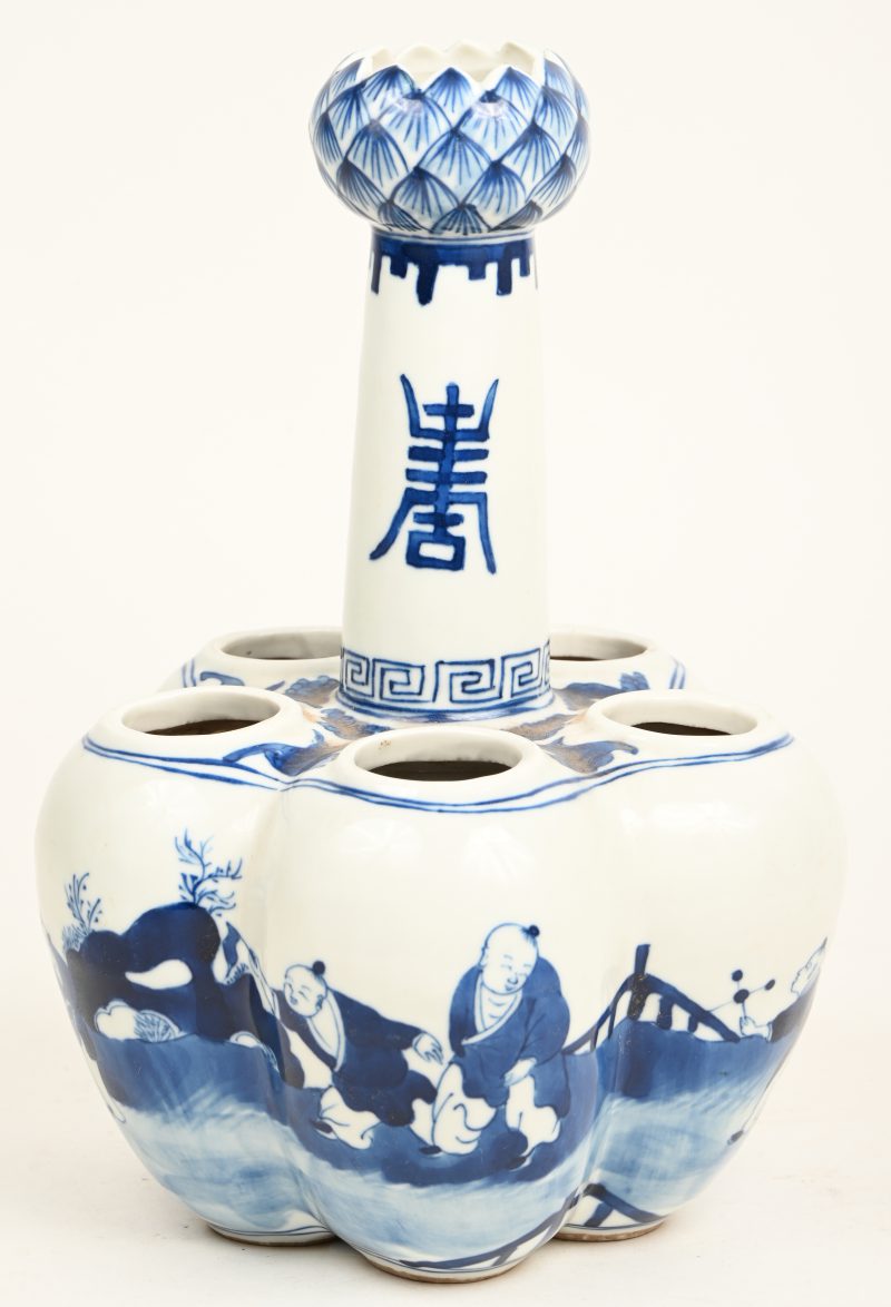 Een blauw-wit Chinees porseleinen tulpenvaas met 6 openingen en spelende figuren in het decor. Onderaan gemerkt.
