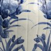 Een paar blauw-wit Japans porseleinen dekselvazen met plantentafereel en foo dogs bovenaan, waarvan 1 met enkele barstlijnen in de massa.
