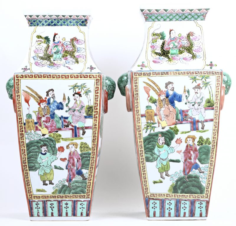 Een paar Chinees porseleinen vierkantsvazen met verschillende figuren in het decor. Onderaan gemerkt.