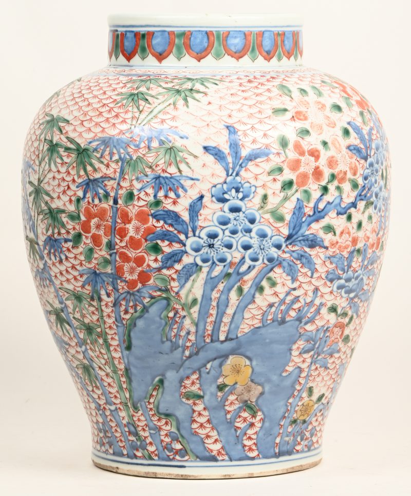 Een antieke Chinese vaas met floraal tafereel in het decor.