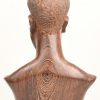 “Joseph Bansimba”.  Een uit wengé hout gesculptuurde buste van een Afrikaanse man, inscriptie onderaan “Bansimba. Joseph. 47. Mbomu.”