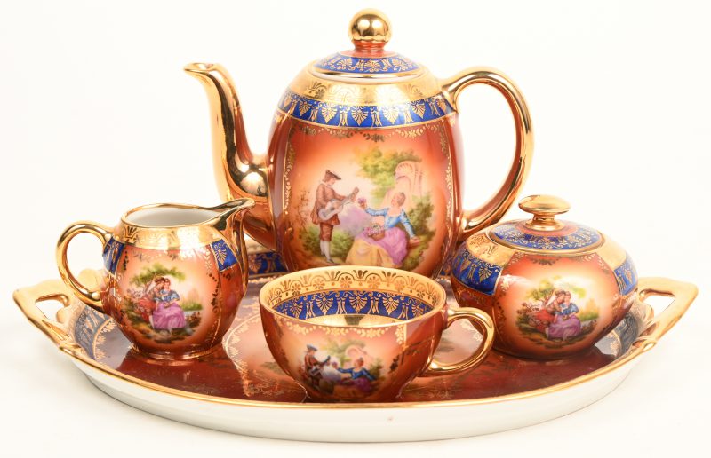 Een Duits porseleinen theeserviesje bestaande uit theekan, melkkan, suikerpot, kopje en schotel. Onderaan gemerkt “Gloria Rembrandt”.