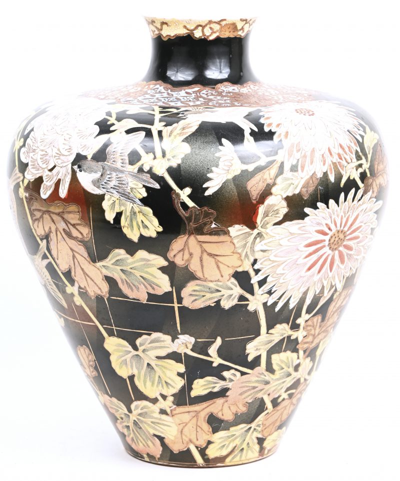 Een Japans porseleinen Satsuma vaas met floraal decor.