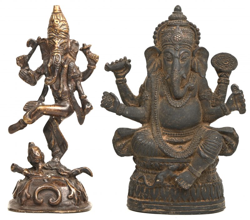 Een paar brons gesculptuurde beeldjes van Ganesha.