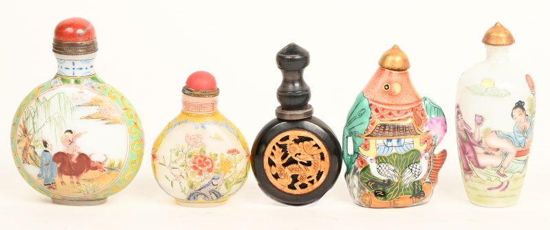 Een lot van 5 Aziatische snuff bottles vervaardigd uit porselein, hout en albast.