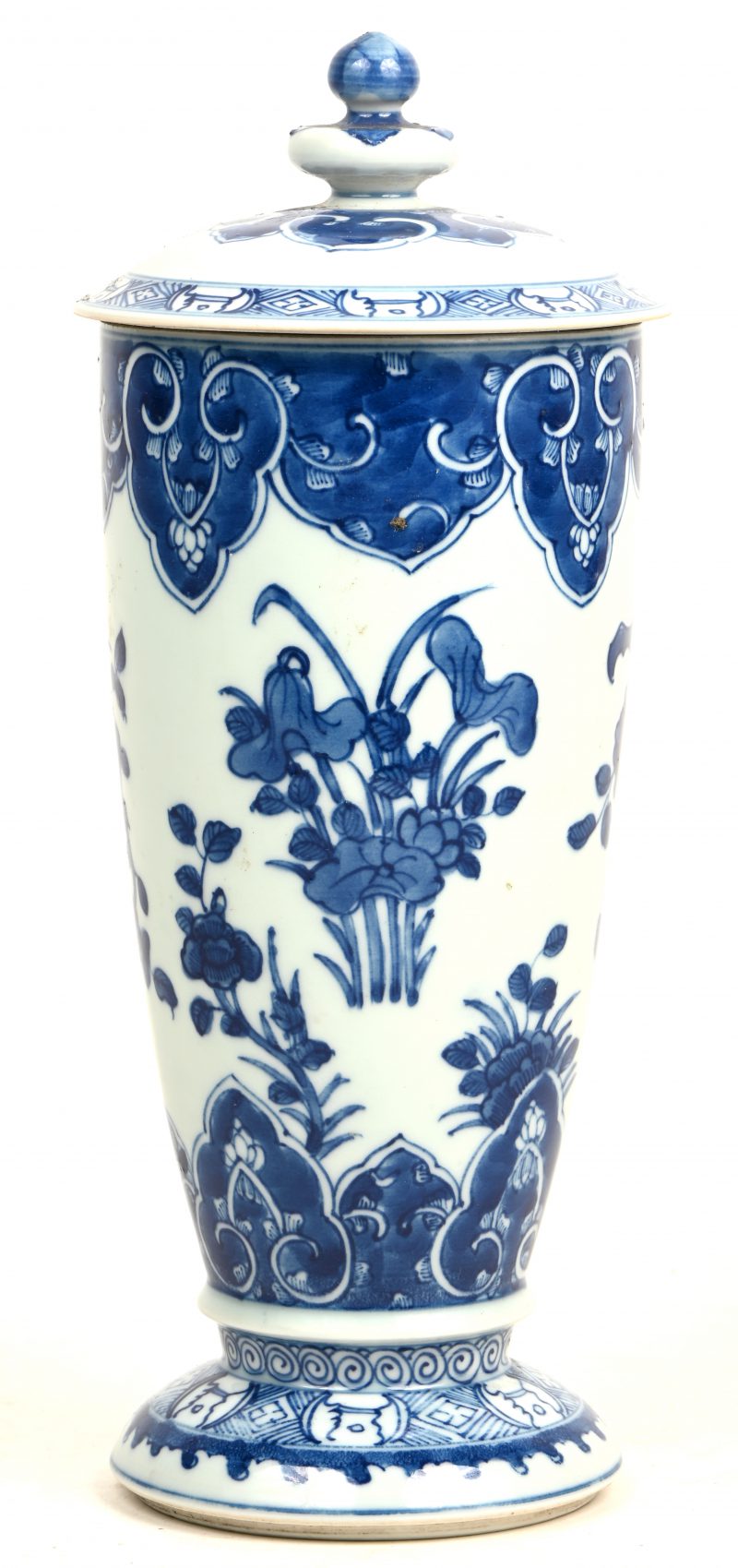 Een blauw-wit Chinees porseleinen dekselpot met floraal thema in het decor.