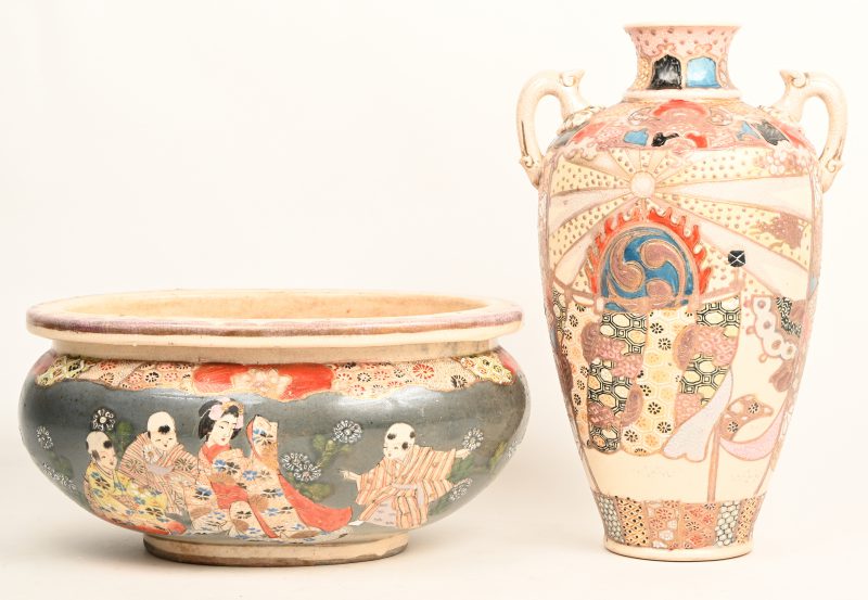 Een Japans porseleinen Satsuma vaas en jardiniere met diverse figuren en planten in het decor.