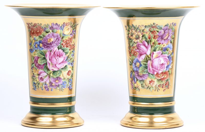 Een paar handbeschilderde porseleinen vazen met bloementafereel en vergulde elementen. Onderaan gemerkt Demeuldre Bruxelles.