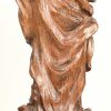 “Madonna die de slang verpletterd”. Een houten gesculptuurd beeld van een dame in gewaad met slang op houten sokkel.
