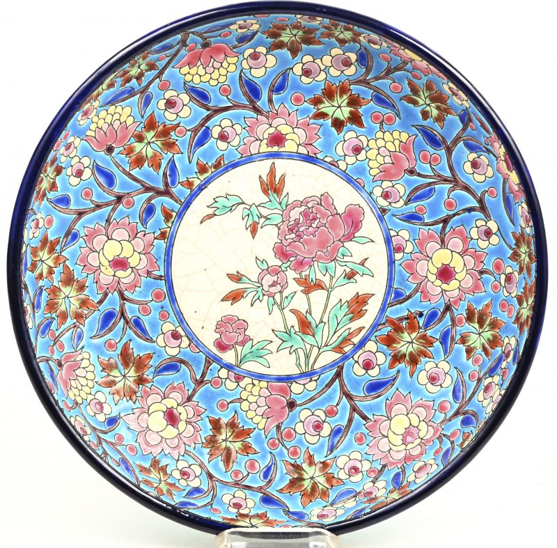 Een Frans porseleinen schaal naar Aziatisch model met diverse kleuren en bloementafereel in het decor. Onderaan gemerkt.