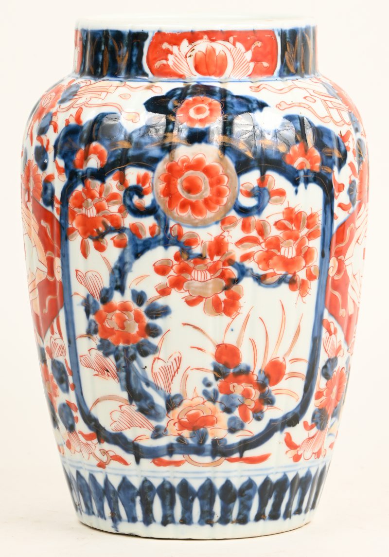 Een Imari vaas in traditioneel blauw, wit en rood.