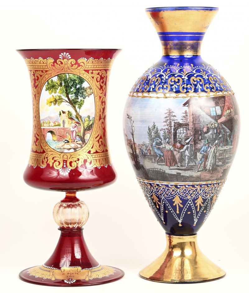 Een set van 2 Italiaanse vazen met een romantisch tafereel, een blauwe en een rode met goudkleurige accenten.