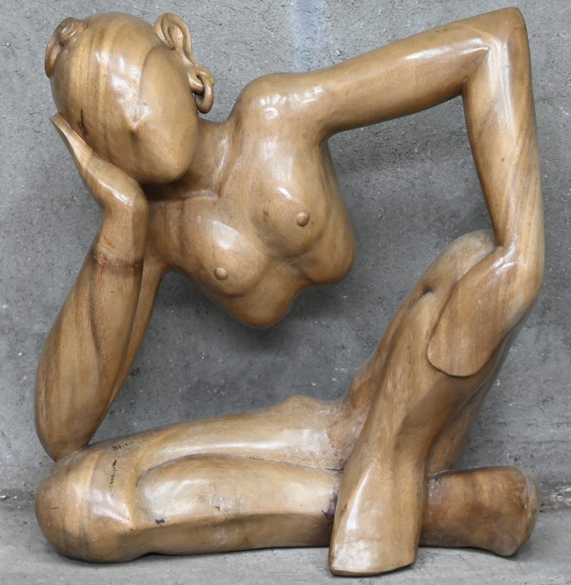 Een Indonesisch modernistisch beeld van een naakte zittende vrouw.