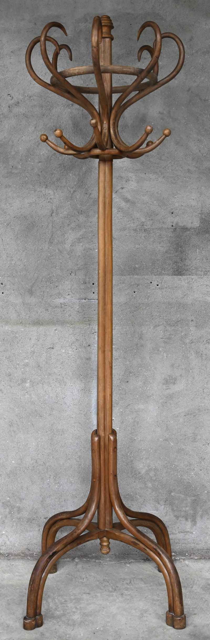 Een grote staande kapstok in de stijl van Thonet met een afneembaar bovendeel.