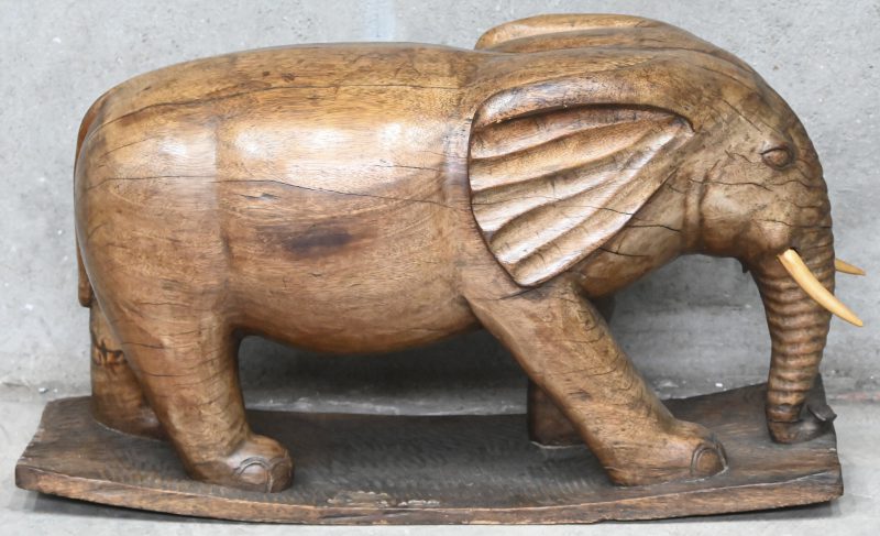 Een Afrikaans gesculpteerd houten beeld van een olifant.