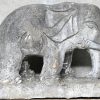 Een in arduin gesculpteerd beeld van een olifant.