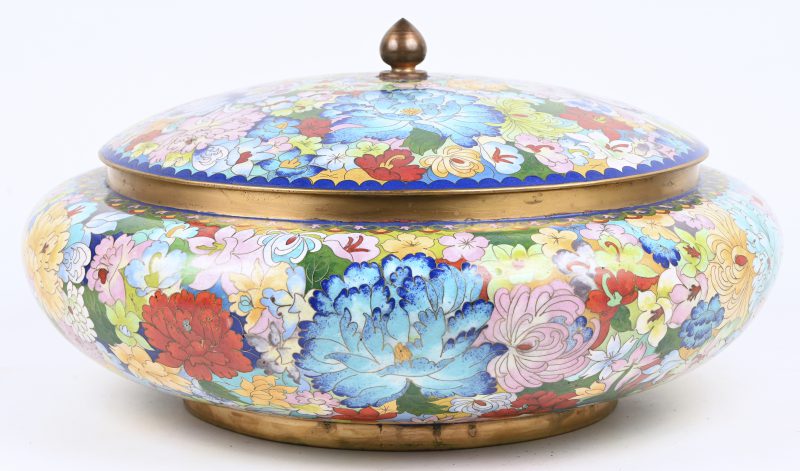 Een grote, platte dekselpot in cloisonne met een veelkleurig floraal decor.