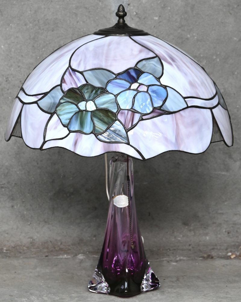 Een ‘marriage’ tafellamp bestaande uit een rose Val Saint Lambert glaspasta lampvoet en een Tiffany-stijl lampenkap met een floraal decor.