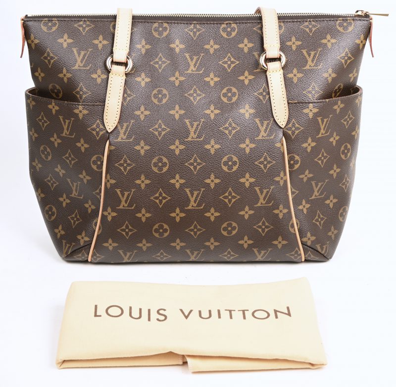 Een lederen Louis Vuitton handtas, model “Totally” met monogram in het decor, met originele dustbag. Datacode TJ 2130.