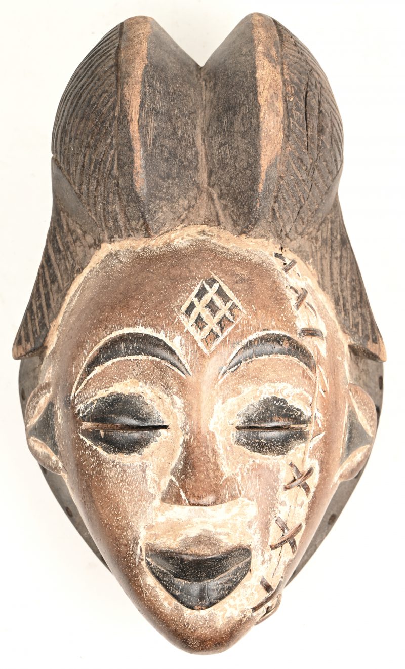Een hout gesculptuurd Afrikaans masker met polychrome toetsen. Punu, Gabon.