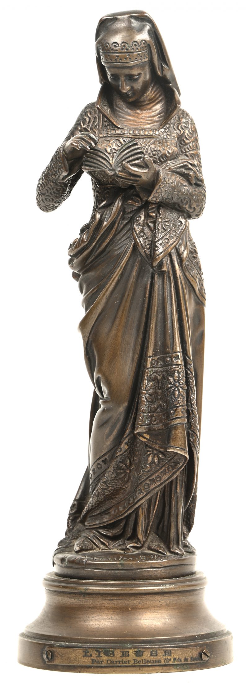 “Liseuse”. Een brons gepatineerd beeldje van een lezende dame.