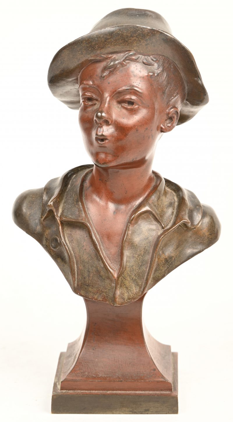 “Le Sifleur”. Een buste in gepatineerd brons. Gesigneerd “Marcel Debut”.