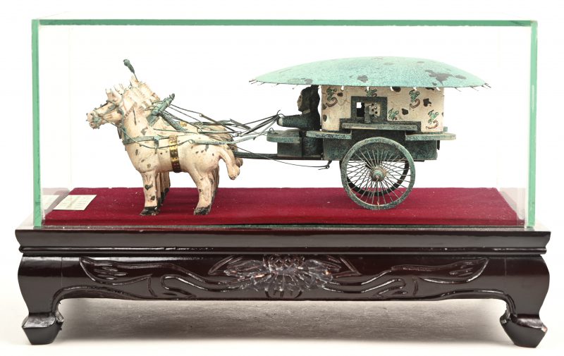 “The Bronze Chariot of Emperor Qin Shi Huang’s Mausoleum”. Een miniatuur replica op houten sokkel, onder kunstoffen stolp.