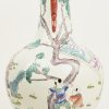 Een Chinese vaas met de afbeelding van 30 figuren, hoofdzakelijk spelende kinderen uit de tweede helft van de vorige eeuw.