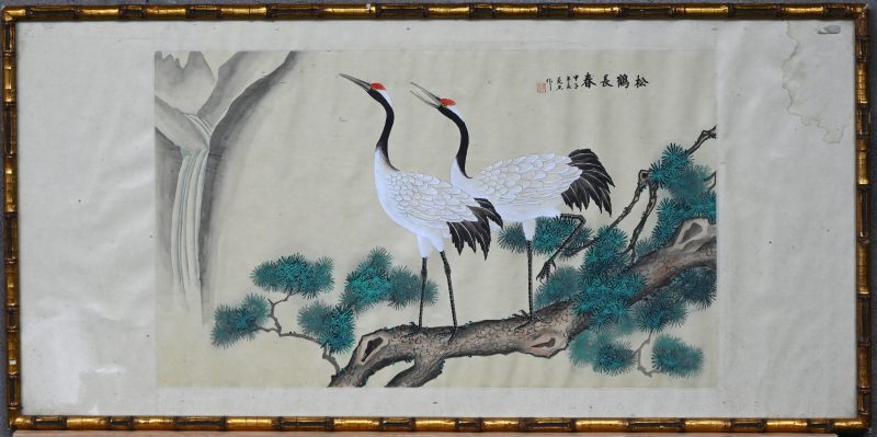 ‘Kraanvogels starend in de verte’, op zijde geschilderd met een vergulde faux-bamboo kader. Vochtschade in de hoek, niet de tekening.
