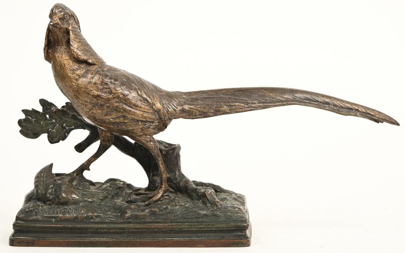 Een bronzen beeld van een fazant. Gesigneerd.
