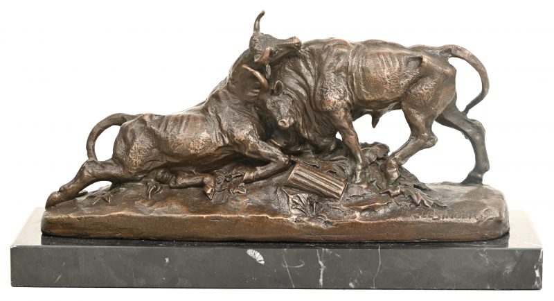 Een brons gesculptuurd beeldje van twee stieren in strijd op zwart marmeren voet. Onderaan gesigneerd.