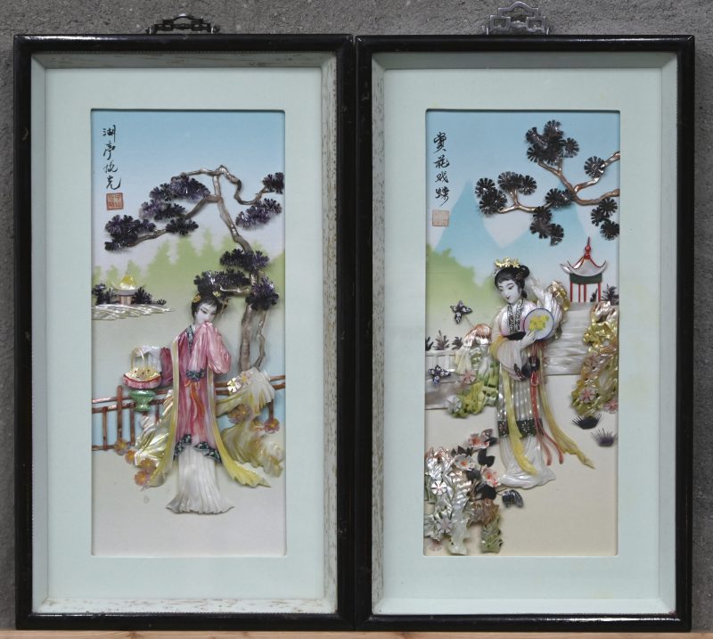 Een paar Aziatisch paneel deco’s met gesculpteerd en beschilderd parelmoer. Twee dames in traditionele kleding.