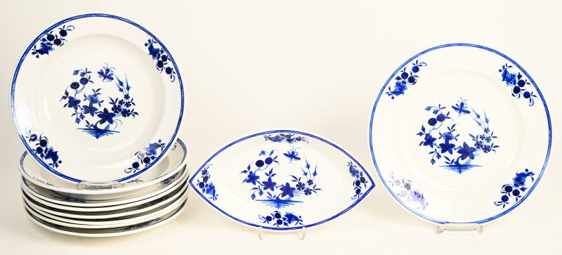 Een lot van 10 blauw en witte borden, Tournet. Bestaande uit 6 platte borden (1 met grote schilfer onderaan), 2 diepe borden, een groter bord en een ovaal schaaltje. 19de eeuw.