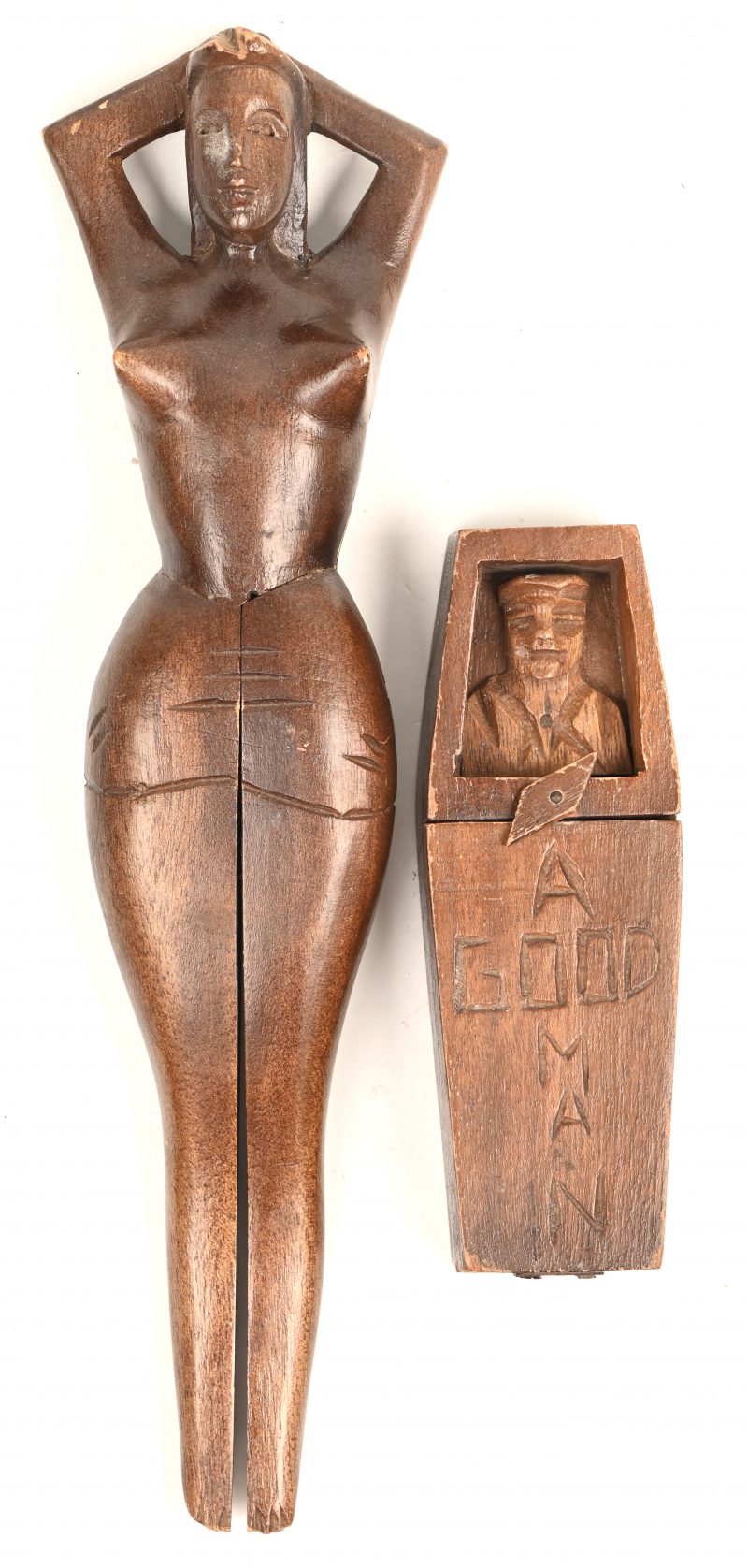 Een paar houten sculpturen, met ‘schunnige ‘good man’’, en een notenkraker.