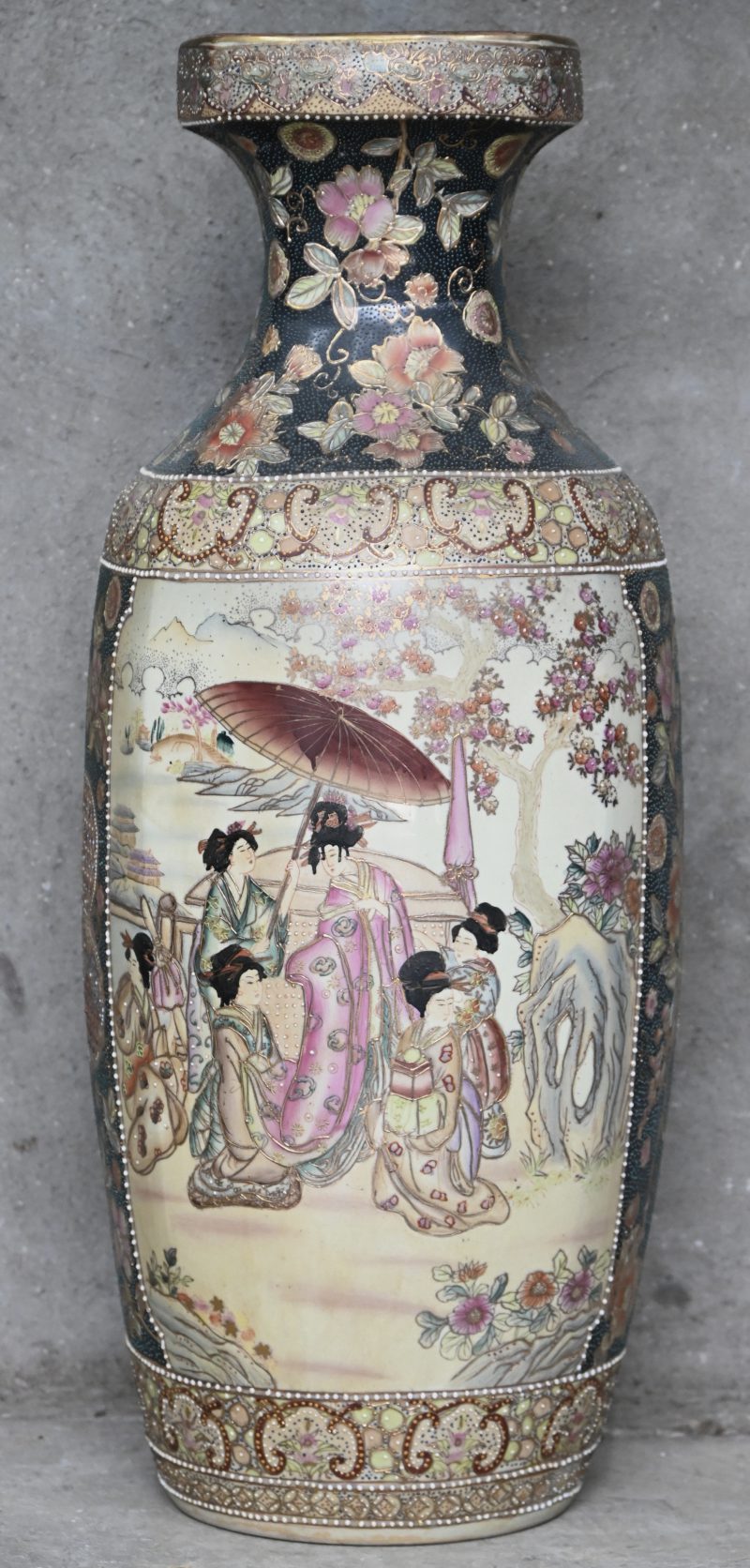 Een grote Japans porseleinen Satsuma vaas met diverse personages in het decor.