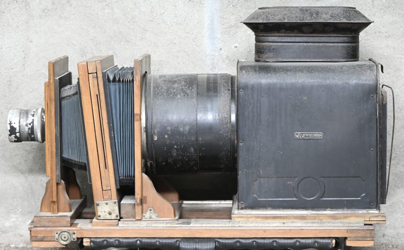 Een antieke slide projector type “Skioptikon” gemerkt ICA Dresden uit hout en metaal.