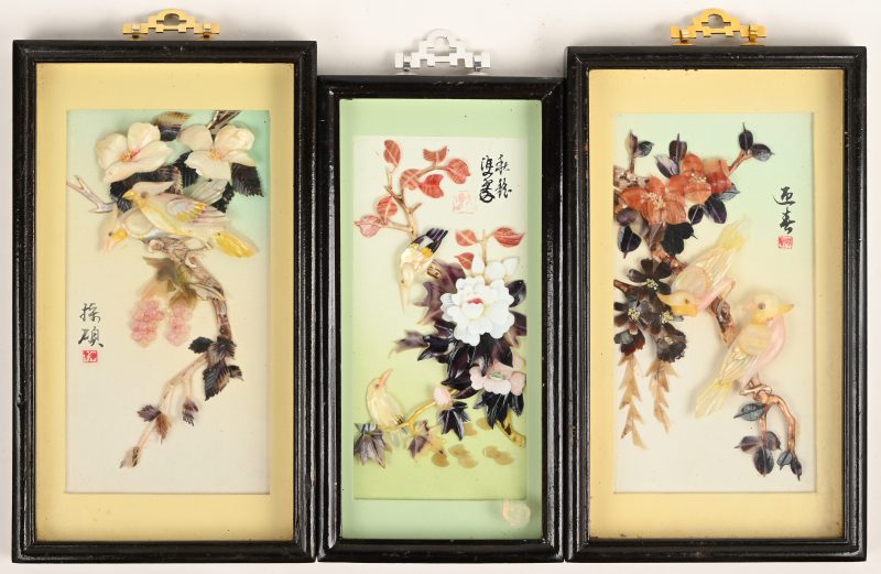 Een lot van 3 Chinese lakpaneeltjes met vogel en bloemendecor uit beschilderd parelmoer.