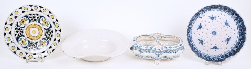 Een lot van 4 porseleinen items, bestaande uit Delfts bord en schotelvergiet. Een scheerkom, en een blauw-wit Italiaanse peper, zout en azijn houder.