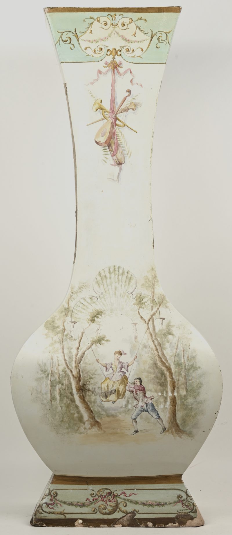 Een 19de eeuwse aardewerken vaas met handgeschilderd romantisch decor. Slijtage en schade onderaan. Minieme verfschade en oude herstellingen.